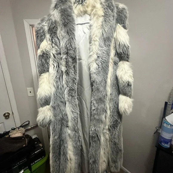 FOX FUR COAT -grey and white - Picture 3 of 4